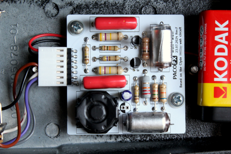PACOFX Wah-wah CM-1 instalado en la carcasa de un VOX V847 Made in USA