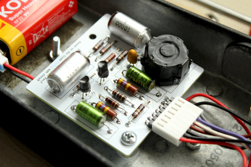Foto del circuito PACOFX Wah-wah CM-1 instalado en la carcasa Dunlop Crybaby GCB-95