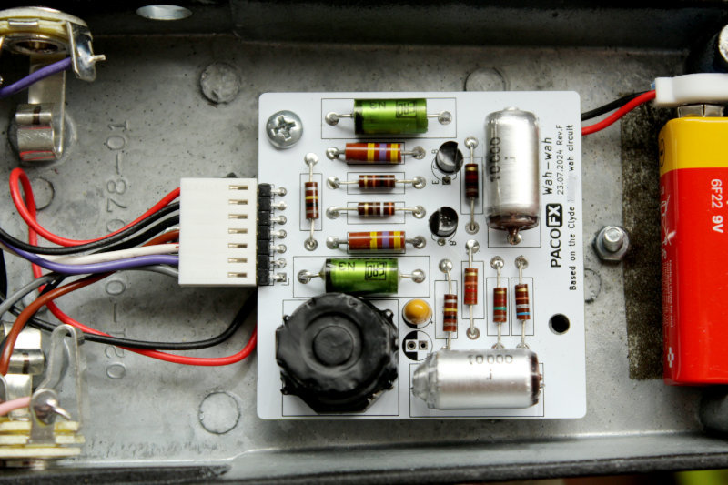 Foto del circuito PACOFX Wah-wah CM-1 instalado en una carcasa Dunlop Crybaby GCB-95