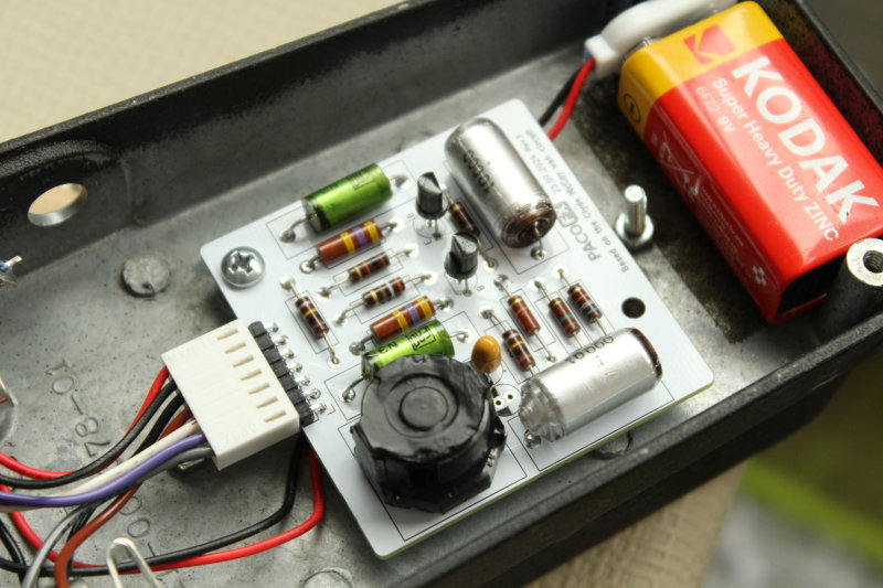 Foto del circuito PACOFX Wah-wah CM-1 instalado en una carcasa Dunlop Crybaby GCB-95