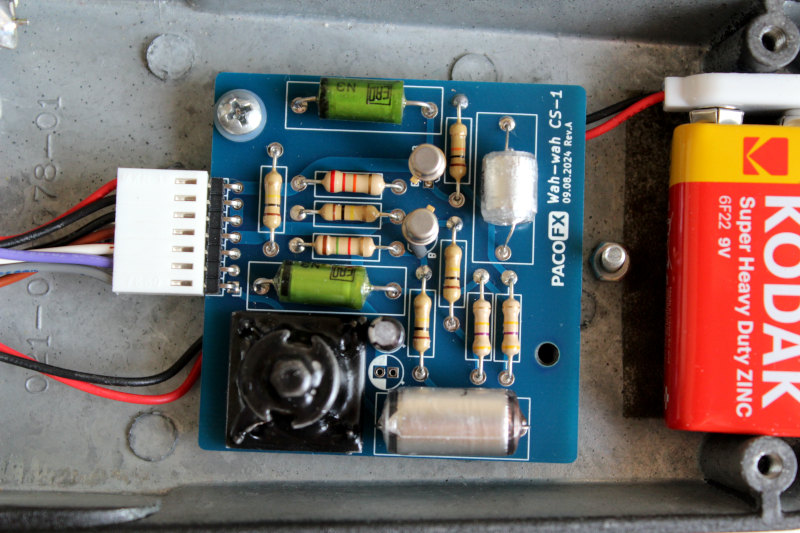 Foto del circuito PACOFX Wah-wah CS-1 instalado en la carcasa de un Dunlop Crybaby GCB-95