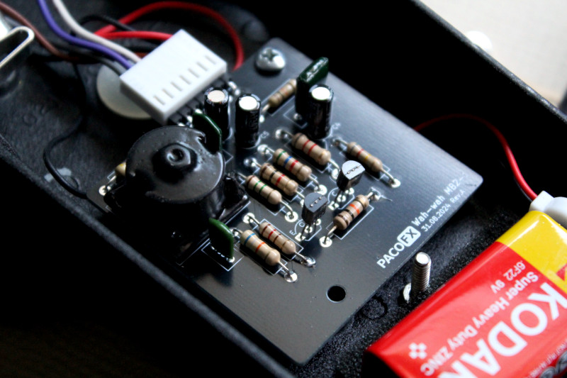 Foto del circuito PACOFX Wah-wah MB-1 instalado en la carcasa Dunlop Crybaby GCB-95