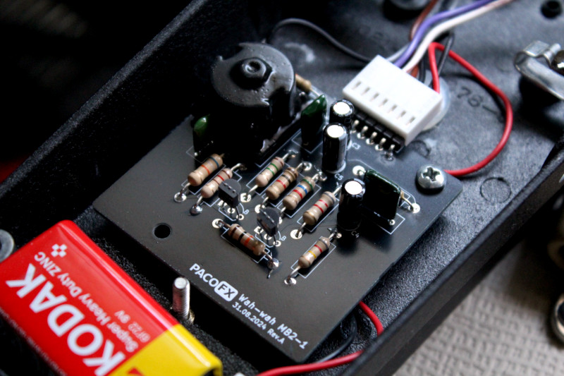 Foto del circuito PACOFX Wah-wah MB-1 instalado en una carcasa Dunlop Crybaby GCB-95