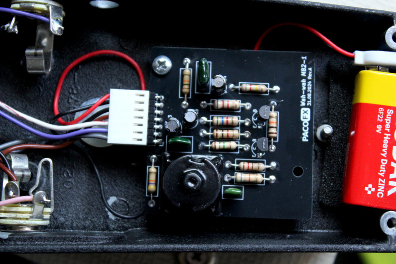Foto del circuito PACOFX Wah-wah MB-1 instalado en una carcasa Dunlop Crybaby GCB-95