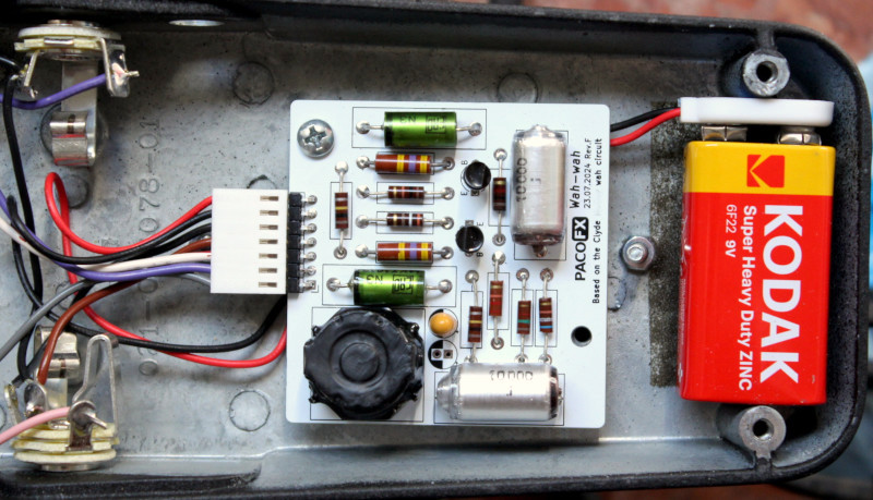 PACOFX Wah-wah CM-1 instalado en la carcasa de un Dunlop Crybaby GCB-95