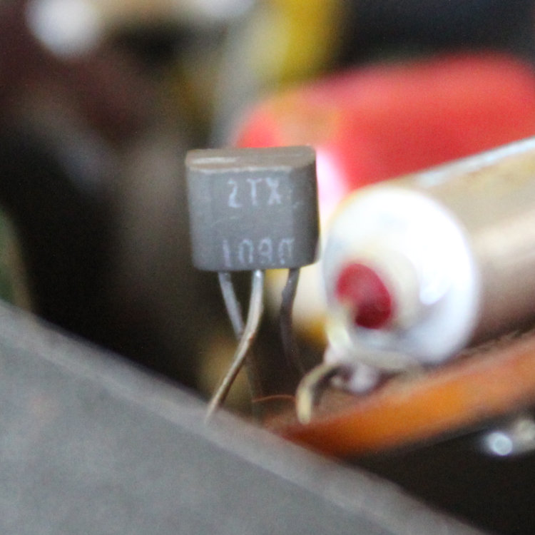 Transistores ZTX109C en wah-wah Colorsound de 1976
